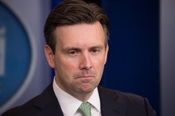 Трамп назвал пресс-секретаря Белого дома глупым Трамп назвал пресс-секретаря Белого дома глупым