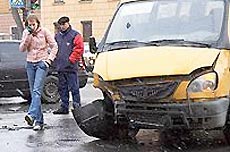 В Петербурге маршрутка столкнулась с грузовиком В Петербурге маршрутка столкнулась с грузовиком