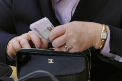 Депутатам зарплату повысили и задержали Депутатам зарплату повысили и задержали
