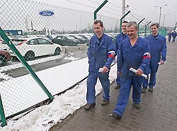 Рабочие "Форда" прекратили пикет Рабочие "Форда" прекратили пикет