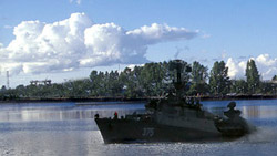 Военный корабль дал залп по поселку в Ленобласти