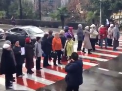 Протестующие пенсионеры в Сочи перекрыли улицу Протестующие пенсионеры в Сочи перекрыли улицу