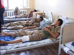 При теракте в Буйнакске пострадало 39 военнослужащих При теракте в Буйнакске пострадало 39 военнослужащих