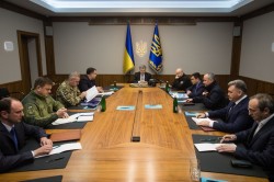 Порошенко увидел «российских военных» в ЛНР Порошенко увидел «российских военных» в ЛНР