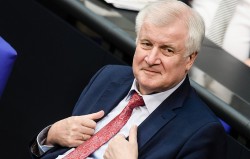 Меркель и Зеехофер договорились по вопросу миграции Меркель и Зеехофер договорились по вопросу миграции
