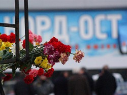 В Москве вспоминают жертв теракта на Дубровке В Москве вспоминают жертв теракта на Дубровке