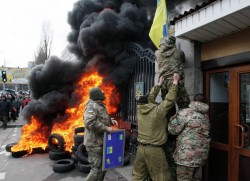 Бойцы «Айдара» штурмуют Минобороны Украины Бойцы «Айдара» штурмуют Минобороны Украины