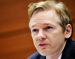 Ассанж обвиняет США в «охоте на ведьм» Ассанж обвиняет США в «охоте на ведьм»