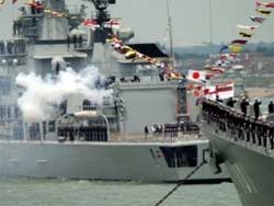 Сухогруз протаранил два японских эсминца