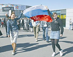 Дума разрешила вывешивать российский флаг на балконе Дума разрешила вывешивать российский флаг на балконе