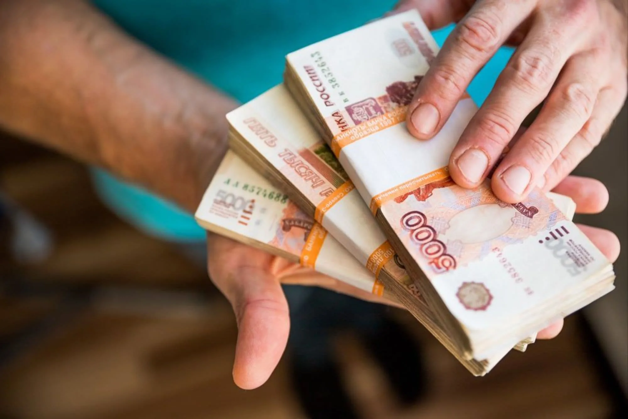 250 000 р. Наличные рубли в руках. Большие деньги в руках. Деньги рубли. Много российских денег в руках.