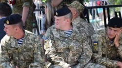 Морпехи отказались снимать черные береты перед Порошенко Морпехи отказались снимать черные береты перед Порошенко
