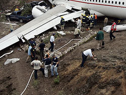 На Ямайке Boeing-737 раскололся надвое На Ямайке Boeing-737 раскололся надвое