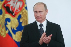 Путин наградил медалями спасших женщину в метро Путин наградил медалями спасших женщину в метро