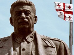 Грузины восстановили памятник Сталину Грузины восстановили памятник Сталину
