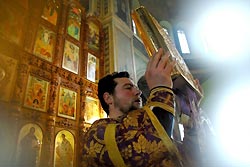 Православные поминают умерших Православные поминают умерших