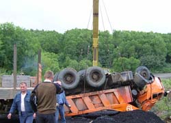 "КамАЗ" упал с моста под поезд "КамАЗ" упал с моста под поезд