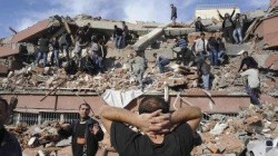 В Турции растет число погибших от землетрясения В Турции растет число погибших от землетрясения