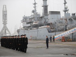 Российский экипаж «Мистраля» покидает Францию Российский экипаж «Мистраля» покидает Францию