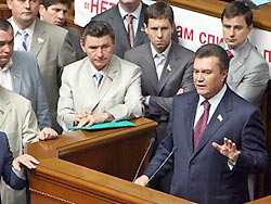 Янукович требует отозвать миротворцев из Косово