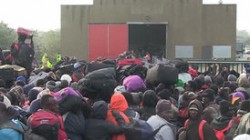Во французском Кале сносят лагерь беженцев Во французском Кале сносят лагерь беженцев