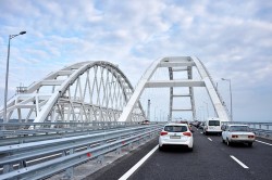 Крымский мост открыт для движения автомобилей Крымский мост открыт для движения автомобилей