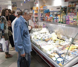 Половина россиян экономят на еде