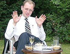 Яценюк уйдет в отставку ради Тимошенко Яценюк уйдет в отставку ради Тимошенко