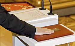 Депутаты экстренно меняют конституцию Депутаты экстренно меняют конституцию