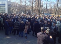 В Харькове митингуют работники авиазавода В Харькове митингуют работники авиазавода