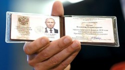 Путин получил удостоверение кандидата в президенты РФ Путин получил удостоверение кандидата в президенты РФ