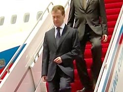 Медведев прибыл в Киргизию Медведев прибыл в Киргизию