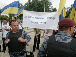 А противников НАТО все меньше... А противников НАТО все меньше...
