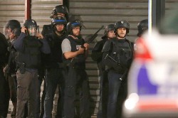 Смертница подорвала себя в ходе спецоперации в Париже Смертница подорвала себя в ходе спецоперации в Париже