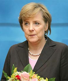 Меркель поставила колокольни выше минаретов