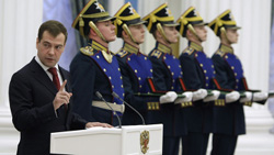 Медведев вручил рабочим госнаграды