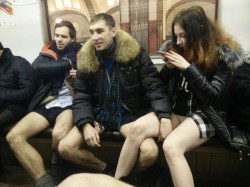 В метро без штанов В метро без штанов