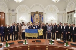 Порошенко вооружил сборную Украины по футболу Порошенко вооружил сборную Украины по футболу