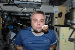 Космонавта-блогера не признают героем Космонавта-блогера не признают героем