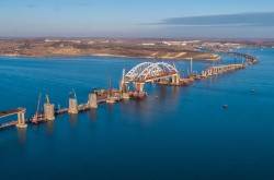 Автомобильную арку Крымского моста закрепили 