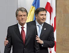Ющенко хочет заменить российских миротворцев в Грузии
