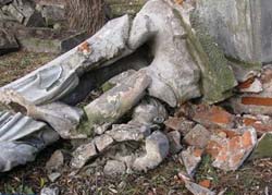 В Грузии снесли еще один памятник советским воинам В Грузии снесли еще один памятник советским воинам