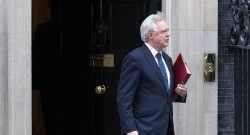 Британский министр по Brexit ушёл в отставку из-за разногласий с Мэй