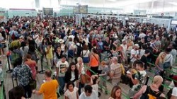 В аэропорту Барселоны бастует персонал В аэропорту Барселоны бастует персонал