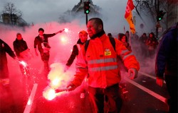 Во Франции продолжаются протесты против трудовой реформы Во Франции продолжаются протесты против трудовой реформы