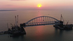 Железнодорожную арку Крымского моста подняли на проектную высоту Железнодорожную арку Крымского моста подняли на проектную высоту