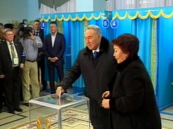 Назарбаев вновь становится президентом Казахстана Назарбаев вновь становится президентом Казахстана