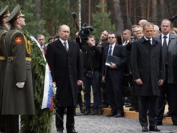 Путин почтил память погибших в Катыни Путин почтил память погибших в Катыни