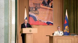 Путин потребовал соблюдать права заключенных Путин потребовал соблюдать права заключенных