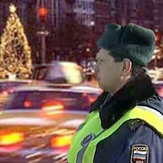 Новогодняя елка преградила движение Новогодняя елка преградила движение